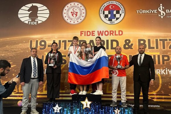 Юный сыктывкарец завоевал бронзу на первенстве мира по шахматному блицу в Турции Макар Бердашкевич из Сыктывкара взял бронзу на первенстве мира по шахматному блицу среди школьников до 13 лет в Анталье Турция Об этом сообщил мэр города Максим Мартышин в своем телеграм канале Это первое в истории Коми призовое место юниора на таком уровне подчеркнул руководитель столицы Коми   komiinform ru news 289618