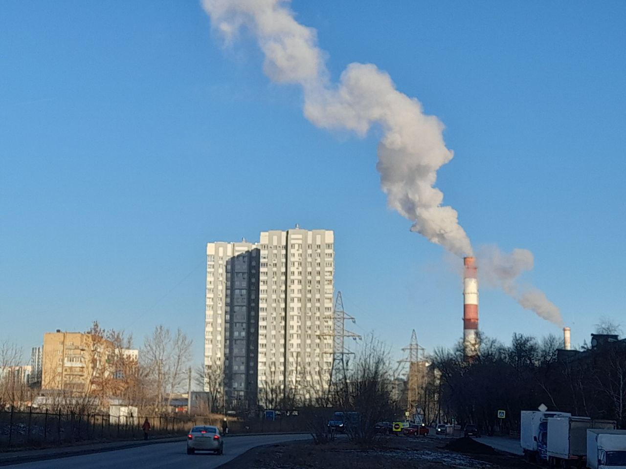 1  2  3  4  5  В Самаре и Самарской области объявили о введении режима «черного неба»  С 21:00 9 декабря до 10:00 11 декабря ожидаются неблагоприятные метеоусловия, которые могут привести к скоплению вредных примесей в атмосфере. Объявляются НМУ 1 степени опасности, сообщили в Приволжском УГМС.  Кроме Самары режим "черного неба" введен в Сызрани, Новокуйбышевске, Отрадном и Безенчуке. Предприятия города, такие как АО «КНПЗ» и ООО «СКС», получили предостережения о необходимости соблюдения мер по снижению выбросов.    : ГТРК Самара