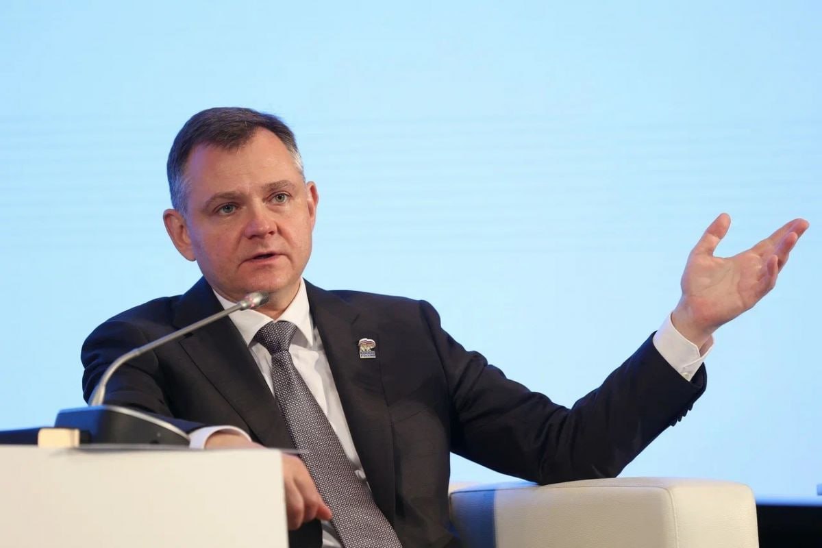 Юрий Слюсарь заявил на встрече с единороссами, что намерен баллотироваться на пост главы Ростовской области при поддержке «Единой России».   Он также сообщил, что 2025 году обновится стратегия социально-экономического развития области, в ней «найдут отражение решения вопросов, которые накопились в регионе».  «На протяжении целого ряда лет в Ростовской области был заметный рост промышленности, сферы цифровых услуг. Было несколько рекордных лет в аграрном производстве, в сборе урожая. Были хорошие цифры в жилищном строительстве. Но, как говорится, «гладко было на бумаге, но забыли про овраги». Наряду с успехами накапливались и проблемы, а иногда они и порождались, как ни странно, показателями роста. Как это происходило, например, при строительстве жилья», - сказал Юрий Слюсарь.  По его словам, новая стратегия позволит «определить ориентиры для Ростовской области в контексте развития страны в целом. Ведь мы - опорный регион и для Юга России, и для интеграции с воссоединенными территориями», - подчеркнул он.