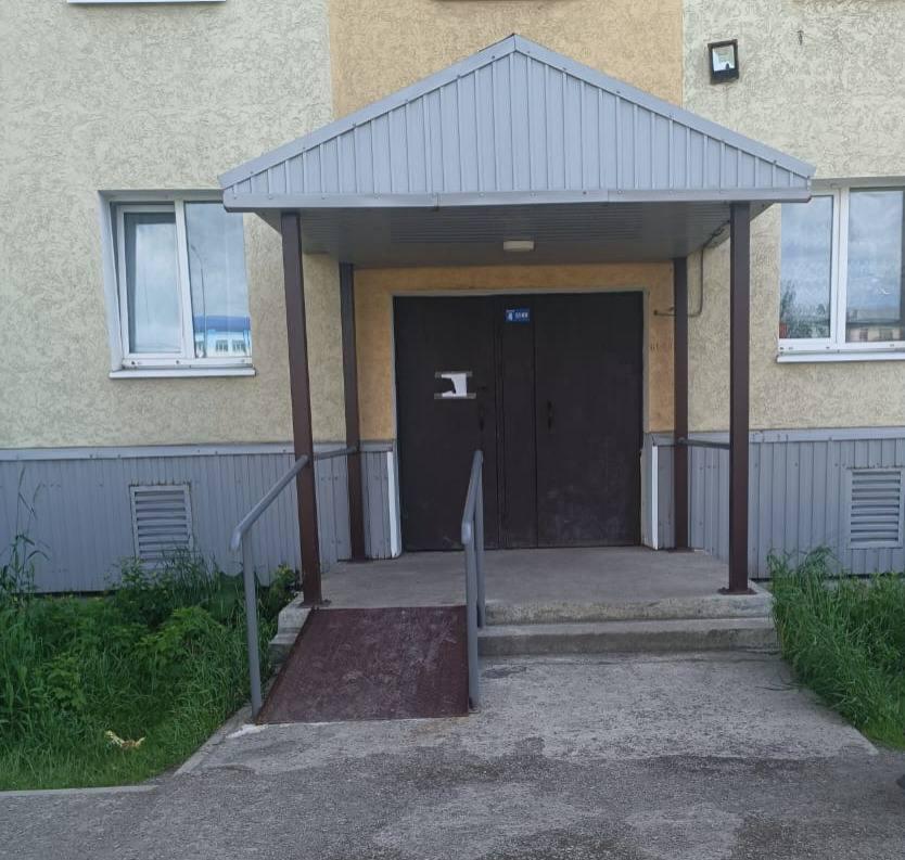 Безбарьерная среда В 2025 году Углегорский округ продолжает последовательно реализовывать программу создания безбарьерной среды делая жизнь более комфортной и удобной для всех жителей особенно для маломобильных групп населения По обращениям жителей в течение года в ряде многоквартирных домов были проведены работы по адаптации общего имущества к нуждам людей с ограниченными возможностями В рамках программы в подъездах были установлены новые элементы обеспечивающие безопасность и самостоятельность передвижения В частности были смонтированы пандусы дополнительные поручни и перила а также откидной пандус позволяющие беспрепятственно преодолевать лестничные марши Важно отметить что данные преобразования затронули не только районный центр но и другие населенные пункты Новая доступная среда появилась в Углегорске Шахтёрске и в сёлах округа Всего работы по модернизации были проведены в 9 многоквартирных домах Проведение данной работы это последовательный шаг к созданию безбарьерного пространства Конечно все зависит от технической возможности каждого конкретного дома но мы понимаем что это важно для наших жителей и будем продолжать эту работу подчеркнула вице мэр по социальным вопросам Яна Петрова Администрация муниципального образования и губернатор Сахалинской области Валерий Лимаренко уделяют особое внимание созданию доступной среды для людей с ограниченными возможностями здоровья что является приоритетным направлением развития региона Создание комфортных условий для всех жителей залог успешного будущего Углегорского округа uglegorskonline UVsakh bot