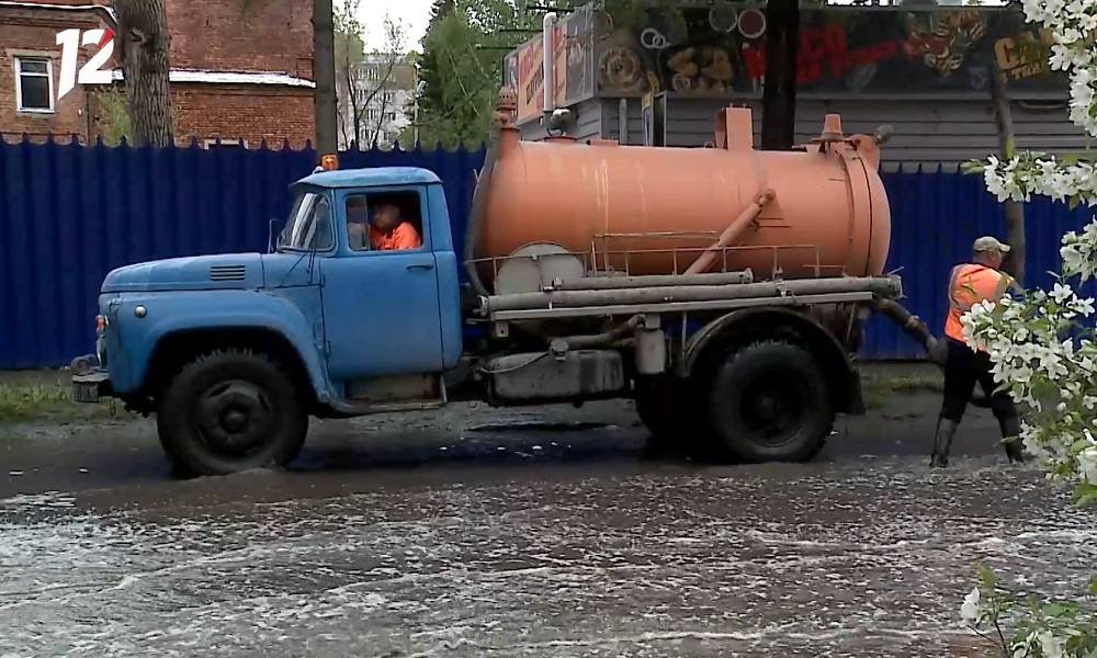 Дорожные службы откачивают воду с омских улиц после дождей Из-за продолжительных осадков сотрудники УДХБ ликвидировали уже более 400 кубометров воды. Для устранения последствий используются мотопомпы и ассенизаторская техника. Сегодня работы проводятся на улицах Рокоссовского, 5-й Кордной, 2-й Кольцевой и других. В общей сложности задействованы 295 единиц специальной техники и 292 сотрудника.