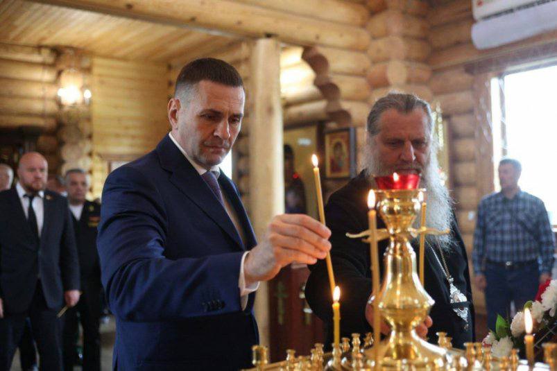 Дмитрий Демешин посетил Казанский храм-памятник воинской славы На территории прихода планируется создать виртуальную аллею Славы с именами, фотографиями и биографиями погибших воинов. Посетили смогут ознакомиться с ней благодаря интерактивной панели, размещенной внутри здания Казанского храма. "Убежден, это место станет духовным центром памяти о наших героях. Каждый, кто придет сюда, сможет почувствовать связь с теми, кто отдал жизнь за Родину", — отметил губернатор. В Храмовом комплексе разместят кадетскую школу и храм, посвященный Победе во Второй мировой войне. Дмитрий Демешин отметил, что церковь необходимо разместить на самой высокой точке земельного участка, чтобы ее купола встречали всех, кто въезжает в город со стороны Амурского моста. Фото: правительство Хабаровского края AmurMedia Прислать новость