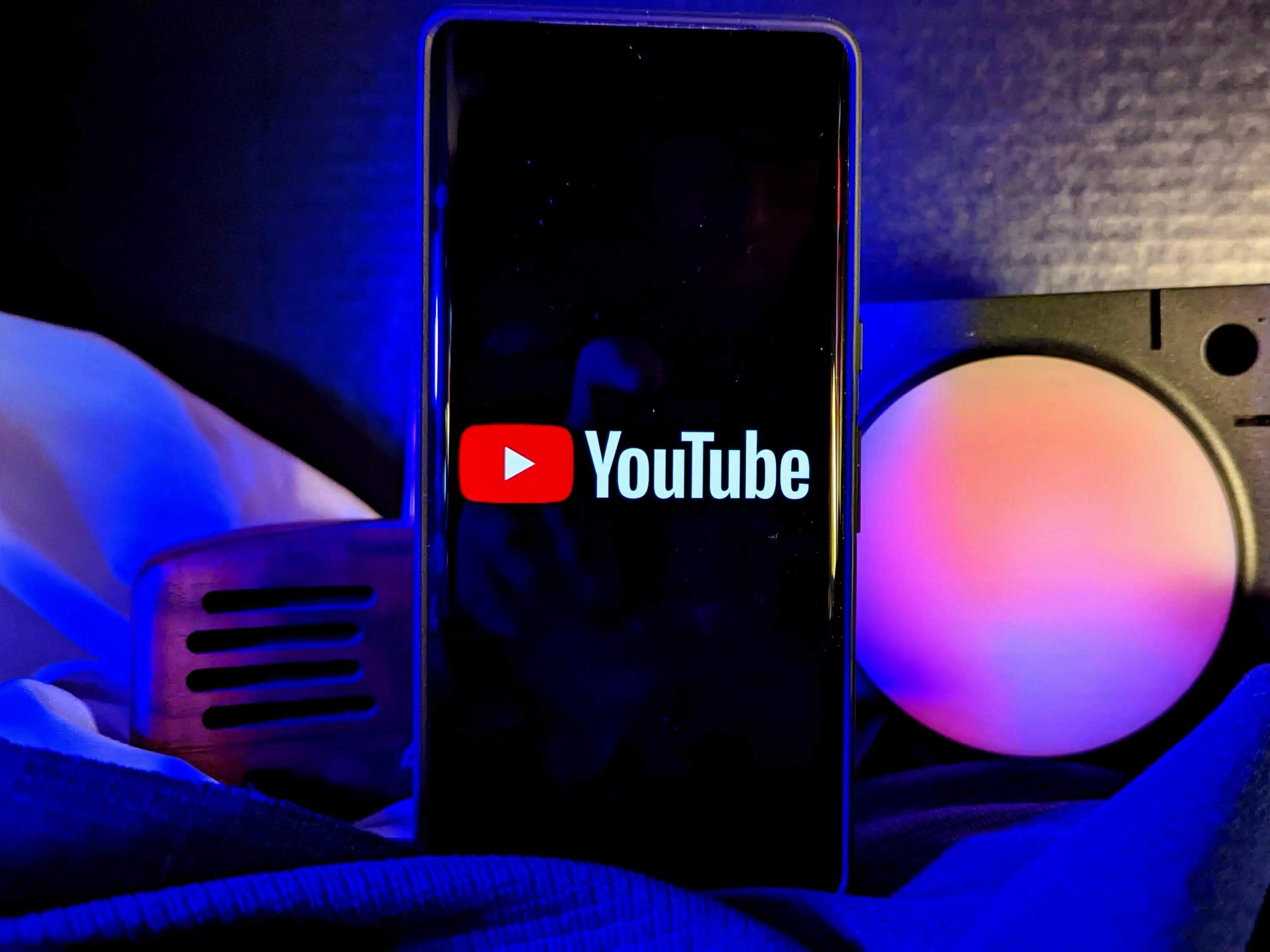 YouTube теперь блокирует фоновое воспроизведение видео в браузерах на Android Видео в фоне больше нельзя смотреть через Samsung Internet Firefox Brave Vivaldi и Edge Если свернуть браузер с открытым YouTube или заблокировать экран то видео автоматически ставится на паузу В Google Chrome это было реализовано давно Чтобы смотреть видео в фоне пользователи должны оформить подписку YouTube Premium либо использовать неофициальные приложения YouTube на Android www iphones ru 1357343 новости iphonesru