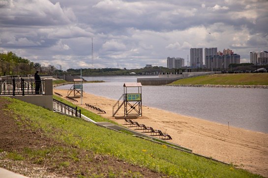 Места отдыха у воды проверили в Приамурье. Водолазы Амурского центра ГЗ и ПБ провели подводный осмотр донной части предполагаемых пляжей, а территориальное управление Роспотребнадзора отобрало пробы воды. Всего исследовали 54 участка. Итоги проверки показали, что официальные пляжи оборудованы по стандартам: наблюдательные вышки, дежурные спасатели, средства спасения и стенды с правилами. В неофициальных местах отдыха установлены знаки «Купаться запрещено», проводятся рейды и патрулирование. Амурчанам напоминают, что для купания следует выбирать оборудованные и контролируемые пляжи. В этом году в области официально функционируют следующие пляжи: с.Белогорье, озеро Гальянье — ДОЛ «Энергетик»; с.Белогорье, река Безымянка — ДОЛ «Колосок»; с.Тамбовка, озеро Лесное — ДОЛ «Прометей»; с.Бардагон, озеро Пионерское — база отдыха «Сосновый бор»; г.Благовещенск, река Амур — район «Серебряная миля»; г.Свободный, река Зея; Михайловский муниципальный округ, с. Поярково, река Амур; Благовещенский муниципалитет с. Натальино, река Зея — база отдыха «Радуга»; Белогорский муниципалитет, река Томь — базы отдыха «Фортуна» и «Лагуна». Перейти на сайт