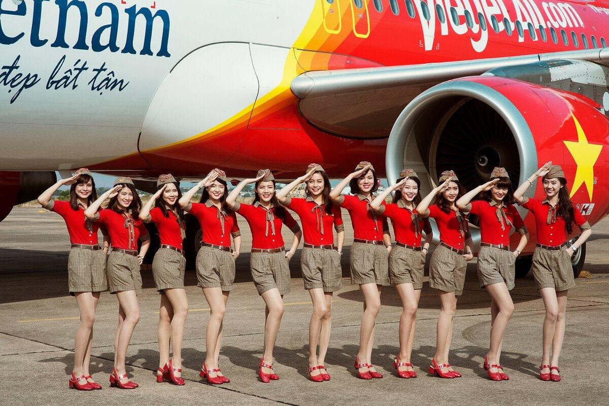Из России в Нячанг начнёт летать вьетнамская авиакомпания VietJetAir, заметили в АТОР. Правда, билетов по $10 ждать не стоит. Чартерные рейсы запланированы из двух городов: из Хабаровска и Владивостока с 18 и 19 июня соответственно, летать будут на Airbus A321 в аэропорт Камрань. Билеты на эти перелёты продают как в составе турпакетов от операторов ANEX и Intourist, так и отдельно через агрегаторы, а вот на сайте авиакомпании их купить нельзя. Вот примеры туров на этих рейсах: из Владивостока — от 143 100 ₽ за двоих на 6 ночей из Хабаровска — от 163 500 ₽ за двоих на 10 ночей В Камрань из России также летают Azur Air, «Аэрофлот», ИКАР и Red Wings. Ранее туроператор Anex Vietnam организовал для своих туристов возможность снимать наличные и оплачивать экскурсии и услуги отелей картами «Мир» у отельных гидов.