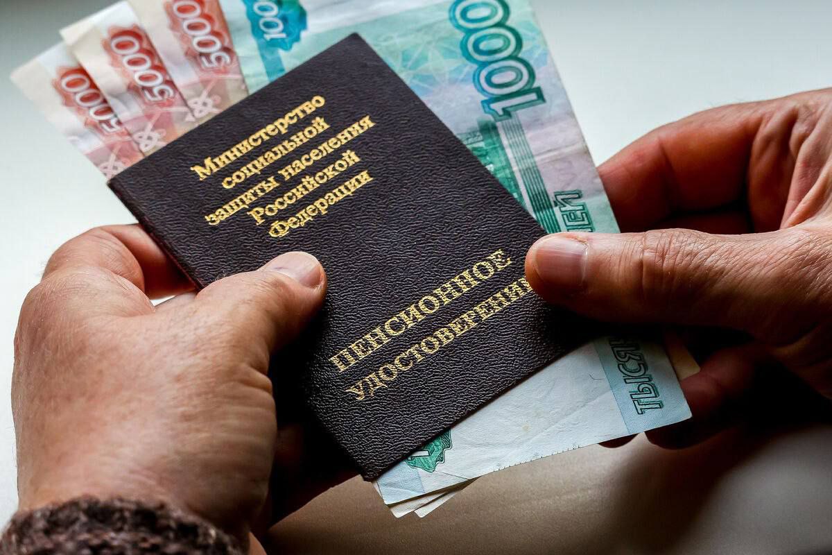 В Соцфонде рассказали, как можно увеличить пенсию почти в 1,5 раза. Для этого нужно выйти на пенсию с отсрочкой в пять лет, тогда величина пенсионного коэффициента увеличится на 45%. Один пенсионный коэффициент в этом году составил 145,69 рубля.