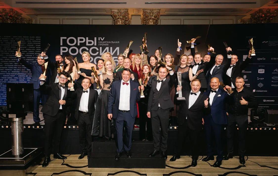 Определены лучшие горнолыжные курорты и отели России Завершилась IV Национальная премия Горы России В течение двух месяцев сотни тысяч россиян активно голосовали за лидеров горнолыжной индустрии страны Лучший в России горнолыжный курорт за этот главный титул премии боролись 18 номинантов Лауреатом стал всесезонный курорт Архыз в Карачаево Черкесии забрав пальму первенства у победителя 2024 года курорта Эльбрус Лучшим в России горнолыжным отелем признан апарт отель Premium Village Arkhyz Лучшим горнолыжным курортом для семейного отдыха стал курорт Манжерок в Республике Алтай а самым событийным курортом кузбасский Шерегеш Воробьевы горы Москвы одержали победу в номинации Лучший домашний горнолыжный курорт   Полный список победителей в канале Горы России Премия прошла при поддержке Минэкономразвития России