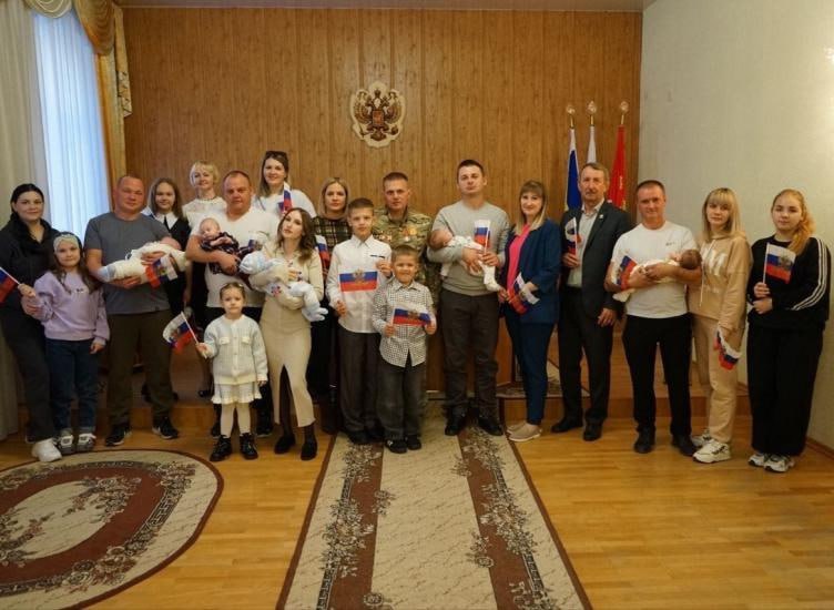 Дети получили медали за то что появились на свет в Усть Донецком районе Медаль от главы местной администрации Рожденный в Усть Донецком районе получили пятеро детей Сергей Маломин Владимир Трофимов Артем Гарькуша Кира Волчанина и Татьяна Осадчая Об этом в своем телеграм канале сообщает регуправление ЗАГС Этот день навсегда останется в памяти родителей Торжественное имянаречение состоялось в районном отделе ЗАГС в рамках Года защитника Отечества пишет источник Первым обладателем медали в сентябре 2023 года стал Илья Скрябин житель станицы Верхнекундрюченской Знак получила его мать Фото телеграм канал управления ЗАГС по Ростовской области ИА ДОН 24 Отправить новость