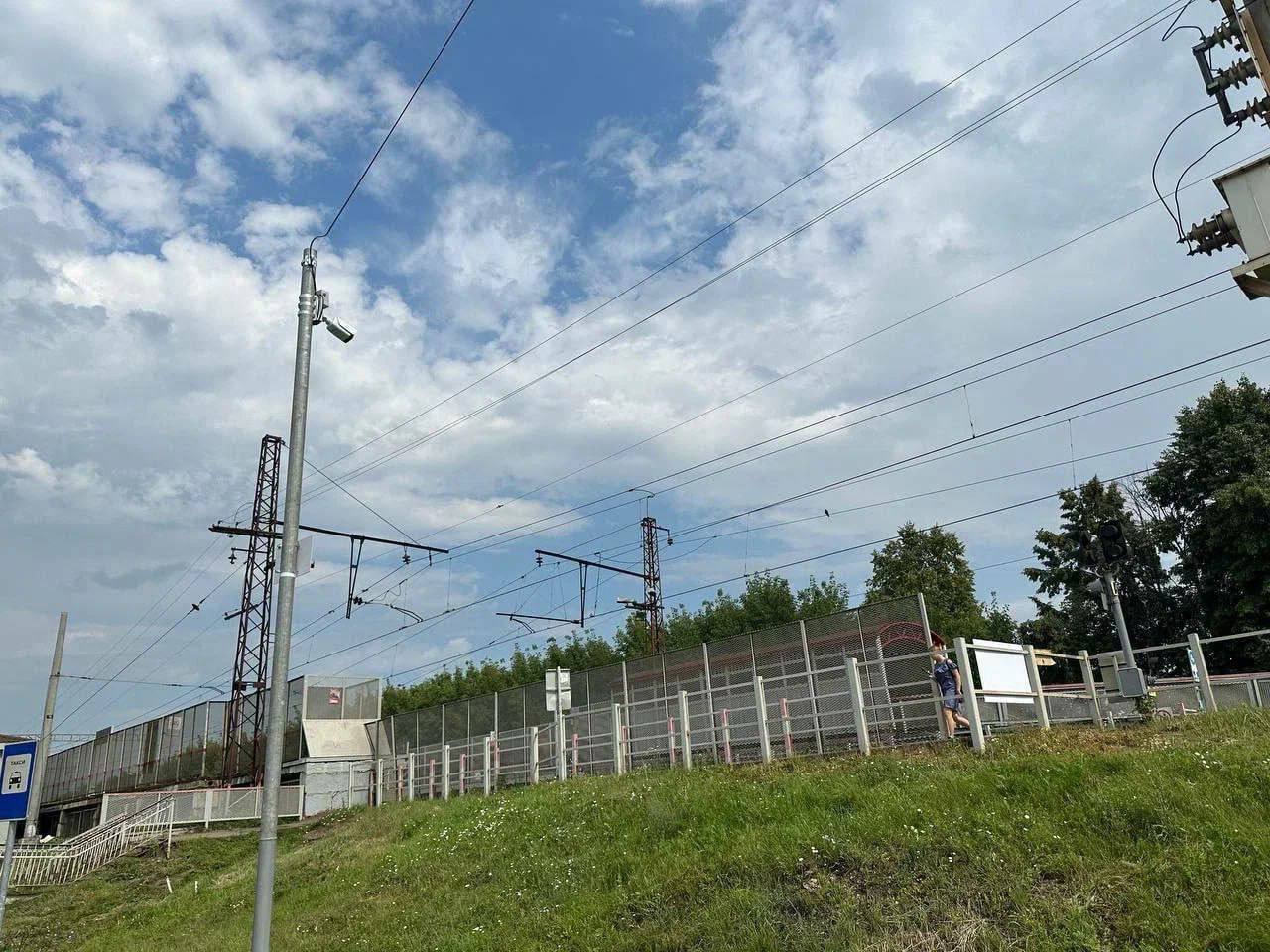 Искусственный интеллект в Подмосковье помогает контролировать безопасность пешеходов на ж/д, а также следить за чистотой и очередями на остановках Так, уже 157 «умных» камер с функцией распознавания лиц фиксируют нарушения правил перехода через пути на 90 ж/д станциях в 36 муниципалитетах региона, и их установка продолжается. Данные с камер позволяют быстро установить нарушителей и привлечь их к ответственности, сохраняя таким образом человеческие жизни. «Там, где мы установили такие "умные" камеры, вдвое сократилось количество нарушений, — отметил Андрей Воробьёв. — Кроме того, 656 камер с искусственным интеллектом помогает нам следить за чистотой на остановках, а также количеством людей на них. Если в одном и том же месте образуются серьезные очереди, то корректируется расписание, по "проблемному" маршруту запускается дополнительный автобус или транспортное средство большего класса, чтобы жители не испытывали дискомфорт. В перспективе камеры также будут фиксировать повреждения на остановках — стекла, стенки, лавочки — что поможет оперативнее устранять их». Кроме того, нейросеть помогает пассажирам «Мострансавто» узнать, где сейчас находится нужный автобус, уточнить расписание или стоимость проезда — голосовой помощник отвечает по номеру 8 800 700-31-13. В сложных случаях ИИ-консультант переключает звонок на оператора.
