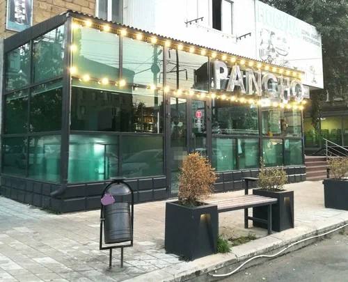 Роспотребнадзор приостановил работу кафе PANCHO в Махачкале на 90 дней Проверка в заведении на проспекте Имама Шамиля 82 выявила целый ряд нарушений создающих угрозу для здоровья посетителей В частности в помещениях нарушена поточность процессов сырьё и готовая еда проходят через один вход грязная и чистая посуда пересекаются В смывах с поверхностей и посуды нашли бактерии кишечной палочки Сырые полуфабрикаты хранились вместе с готовыми блюдами контроль температуры не вёлся Часть сотрудников работала без медосмотров и санкнижек не проводились ежедневные осмотры на наличие кожных заболеваний В Роспотребнадзоре подчеркнули выявленные нарушения создают реальную угрозу инфекций и отравлений Деятельность кафе приостановлена на три месяца
