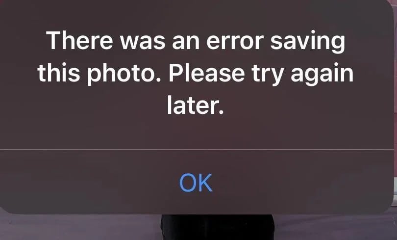 «При сохранении фотографии произошла ошибка. Пожалуйста, повторите попытку позже». Некоторые пользователи iPhone жалуются пусть не постоянную, но регулярную ошибку, появившуюся в системе iOS 18 — после редактирования снимка в штатном приложении Фото нельзя сохранить изменения. Вылезает сообщение об ошибке и единственный вариант выйти из интерфейса правок — отменить внесенные изменения.  На данный момент ошибка подтверждена во всех версиях iOS 18 на разных моделях iPhone, включая новейшие iPhone 16. Apple уже о ней известно, но исправление всё еще ждем. Как временный вариант: сделайте дубликат фотографии в формате «простого снимка» без всякого обвеса типа Live Photo или стили. В этом случае правки сохраняются.  Мы столкнулись с ошибкой только на этой неделе, однако MacRumors отмечает, что в массовом порядке они были зафиксированы еще в сентябре.   Неясно, в чем причина проблемы, и, похоже, она касается не всех пользователей и даже не всех фотографий. Это может быть связано с форматом снимков Live Photo, или это может быть проблема с iCloud Photos. У некоторых пользователей вообще все фотографии за определенный день не отображаются.  Будьте бдительны!