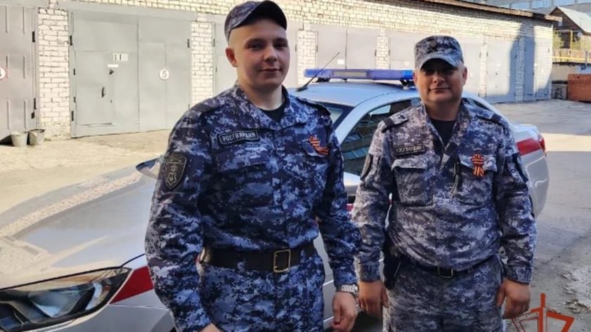 В Барнауле росгвардейцы спасли пенсионера, сутки бесцельно бродившего по улицам В Алтайском крае сотрудники Росгвардии спасли пожилого мужчину, который сутки считался пропавшим без вести, сообщает региональное управление ведомства. "В ночное время, находясь на маршруте патрулирования на улице Промышленной в городе Барнауле, экипаж вневедомственной охраны в составе сержанта полиции Артема Арапова и старшего сержанта полиции Андрея Лукина заметил гражданина, который, как им показалось, бесцельно передвигался по улице", – говорится в сообщении. Пожилой мужчина выглядел растерянным и дезориентированным: даже не смог пояснить, кто он, где проживает и что ночью делает на улице. В ходе беседы росгвардейцам удалось выяснить имя мужчины. Как оказалось, он со вчерашнего дня числился пропавшим без вести. Пенсионера доставили в отдел полиции, откуда его забрали родственники. Амител
