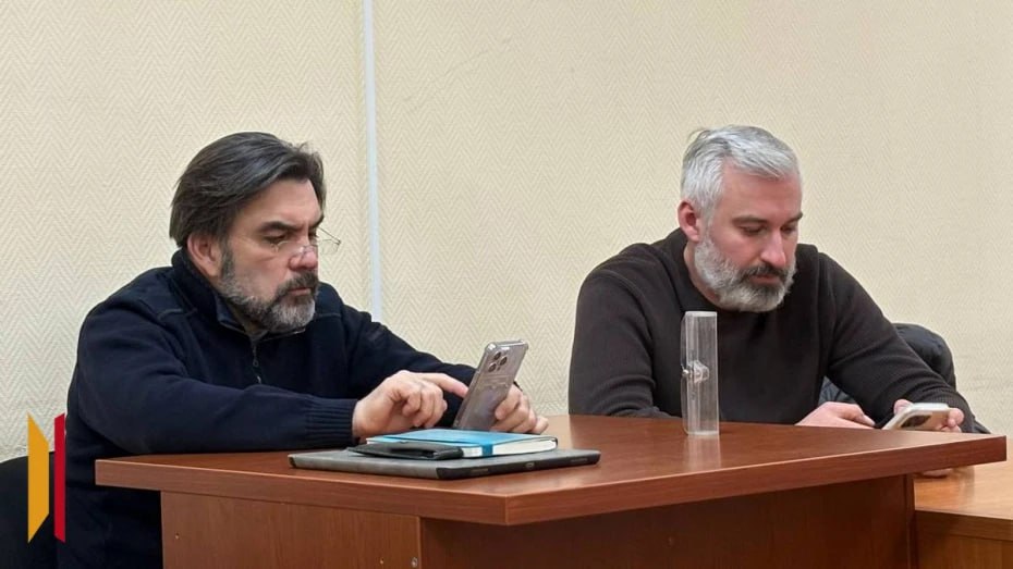 Экс директор автосалона Гаус вернул деньги 20 воронежцам не получившим обещанные машины 22 января продолжилось рассмотрение уголовного дела в отношении 58 летнего бывшего директора официального дилера Volkswagen ООО Гаус Михаила Швыдченко В начале заседания адвокат представляющий интересы Михаила Швыдченко сообщил в суде что у него имеется расписка от 20 потерпевших в том что они не имеют претензий к подсудимому так как им был полностью возмещен материальный ущерб Затем представитель гособвинения сообщил что в суд поступили заявления от очередных шести потерпевших Почти все истории взаимоотношений этих людей с автосалоном Гаус похожи Люди вносили деньги в кассу под обещание поставки автомобилей но ни машин ни денег в итоге так и не дождались Только одному человеку возместили материальный ущерб поэтому от поданного ранее иска он отказался Следствие установило что почти 100 граждан и организаций заключили договоры с Гаусом на покупку свыше 100 иномарок внеся средства в кассу и на счета организации в качестве предоплаты Ни денег ни автомобилей они так и не получили Подписывайтесь на канал РИА Воронеж в Max