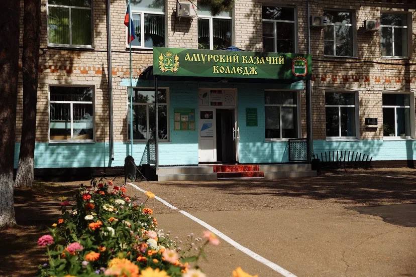 Друзья хочу поделиться с вами хорошей новостью амурский казачий колледж выиграл федеральный грант почти 240 миллионов рублей Такую крупную сумму колледж получает впервые это большая победа Средства выделены Минсельхозом РФ в рамках нацпроекта Кадры в АПК Деньги пойдут на капитальный ремонт отделения в Тамбовке Лабораторный и учебный корпуса не ремонтировались с 50 х годов прошлого века так что работы предстоят серьезные Обновление начнется в 2027 году На время ремонта учеба не прервется Занятия продолжат в уже отремонтированных помещениях и в отделении колледжа в Константиновке В прошлом году на субсидию от Минвостокразвития в колледже создали современную мастерскую На 50 миллионов рублей закупили новое оборудование и спецтехнику для учебы три трактора Беларус и один Кировец с навигацией В этом году в мастерской уже проходит обучение Также при поддержке Минвостокразвития в казачьем колледже оборудованы две мастерские по сити фермерству и сельскохозяйственным биотехнологиям Следите за новостями здесь и в MAX канале