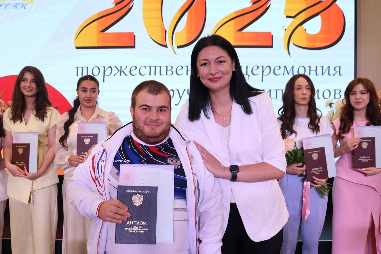 140 выпускников Северо-Осетинского педагогического колледжа получили дипломы. Это первый выпуск колледжа, и он уже стал особенным: 46 выпускников окончили обучение с отличием, а практически все уже работают в школах, детских садах и других образовательных учреждениях. Ребята освоили важнейшие направления: «Учитель начальных классов», «Воспитатель в ДОУ», «Учитель музыки», «Учитель рисования». Особое значение имеет подготовка специалистов по направлениям коррекционной педагогики — для работы с детьми с ОВЗ. Это настоящая миссия. Удачи!