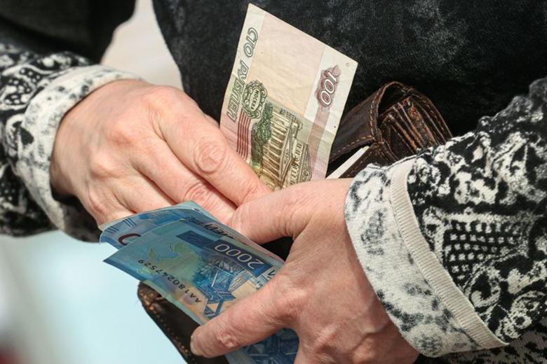 Названы категории россиян, которым повысят пенсии летом С 1 июня повысят пенсию людям, которым в июне исполнится 80 лет. Такая же прибавка ждет пенсионеров и с 1 июля. Люди старше 80 лет получают двойную выплату к пенсии. Никаких заявлений в Соцфонд России подавать не нужно, перерасчет будет произведен автоматически, пишет РБК. Кроме того, с 1 августа 2025 года работающим пенсионерам повысят выплаты на основе пенсионных баллов, которые были зачислены за 2024 год. Размер прибавки у всех будет разным, но есть максимум — 437,07 руб.