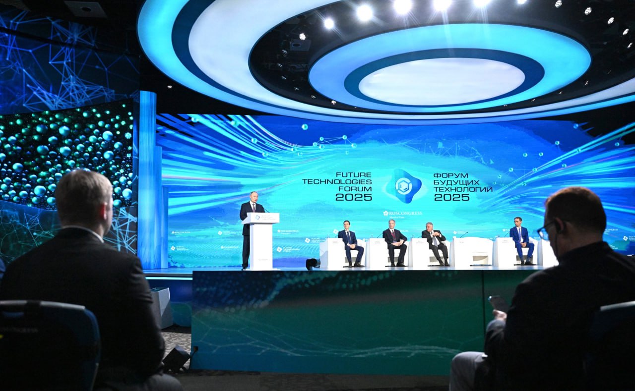 26 27 февраля в Москве состоится Форум будущих технологий Главная тема форума Биоэкономика для человека Форум объединит российских и зарубежных ученых крупнейших производителей технологических лидеров в области биоэкономики ведущие научные организации и ключевые ведомства курирующие реализацию национального проекта по обеспечению технологического лидерства по направлению Биоэкономика Форум будущих технологий является важнейшей площадкой для обсуждения реализации нацпроекта местом открытого диалога между наукой бизнесом и государством для развития технологического суверенитета и инновационного потенциала России подчеркнул первый вице премьер сопредседатель оргкомитета Форума будущих технологий Денис Мантуров Участники ФБТ 2026 также обсудят перспективы развития синтетической биологии персонализированной медицины и биофармацевтики регенеративных технологий и биопечати интеграцию цифровых технологий в биопроизводство и АПК зеленую химию киборгизацию новые пищевые ингредиенты и многое другое Наука предоставляет необходимые знания и технологии для разработки новых биопродуктов и процессов В эти дни Москва станет мировым центром обсуждения будущего биотехнологий и инновационных решений Развитие биоэкономики это инвестиция в долгосрочную устойчивость сегодня учеными бизнесом и представителями власти совместными усилиями закладывается фундамент для отраслей которые будут определять экономику следующих десятилетий отметил вице премьер Дмитрий Чернышенко Форум будущих технологий 2026 проводится при поддержке Правительства Минпромторга НИЦ Курчатовский институт РАН Российского научного фонда и Российского квантового центра Технологическое лидерство России в критически важных сферах включая биоэкономику является одной из приоритетных национальных целей поставленных Президентом Российской Федерации Владимиром Путиным Наша страна обладает значительным научным потенциалом в таких областях как промышленная микробиология биотехнологии генетика и биоинформатика Это создает крепкую основу для развития инновационных проектов и повышения международной конкурентоспособности России Уверен что Форум будущих технологий в очередной раз станет площадкой для продуктивного диалога обмена знаниями и разработки новых практических инициатив подчеркнул советник Президента ответственный секретарь организационного комитета Форума будущих технологий Антон Кобяков С 2 по 15 февраля на сайте Форума будущих технологий открыта онлайн регистрация для блогеров и СМИ Подписаться на Правительство России в MAX