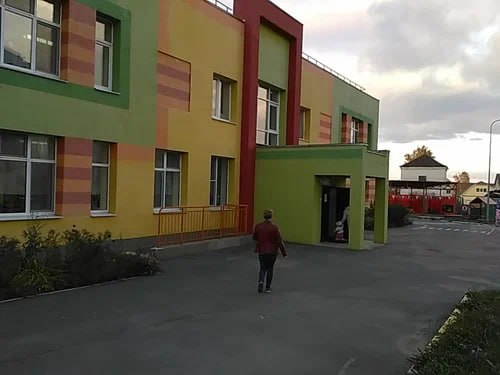 Кричали на детей и не пускали их в туалет на детсад пожаловались родители Двое воспитателей Детского сада 2 Радуга в Сысертском районе разговаривали с детьми неподобающе запрещали им пользоваться туалетом кричали на малышей за рассыпанную еду и пролитые напитки После проверки прокуратуры заведующая получила выговор а воспитателей уволили за такое надо наказывать жёстче иногда дети тоже ведут себя неподобающе Подписаться на 4 канал Мы в MAX