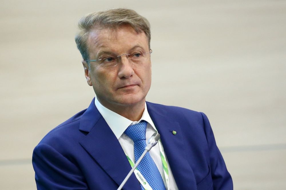 Греф призвал платить чиновникам столько чтобы они могли вести не нищенский образ жизни Глава Сбербанка также заявил о необходимости реформы доходов госслужащих Человеческая натура такова что люди все равно будут думать как разбогатеть и от этого никуда не деться считает Греф Однако по его словам должен быть страх уголовной ответственности При этом глава Сбербанка полагает что льготы госслужащим не нужны Зачем нужны льготы Они что больные инвалиды Им не льготы нужны им деньги нужны Нужно просто напросто платить нормальную зарплату Подписаться на Российскую газету в Читать нас в MAX