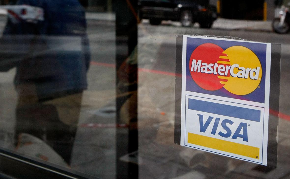 Европе предложили срочно снизить зависимость от Visa и Mastercard ЕС необходимо срочно снизить зависимость от Visa и Mastercard создав собственные платёжные системы Сейчас американские компании контролируют две трети карточных операций в еврозоне что создаёт риски политического давления Национальные системы ЕС не обеспечивают трансграничную совместимость Проект Wero расширится к 2027 году Европейские институты считают платёжные системы стратегической инфраструктурой ЕЦБ продвигает цифровой евро для укрепления суверенитета но сроки и влияние на рынок обсуждаются Собственные платёжные системы важны для суверенитета экономики и технологий Подписаться на Pravda ru