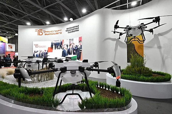 К системе идентификации на базе ЭРА ГЛОНАСС подключили 1 тыс беспилотников Более 1 тыс гражданских авиабеспилотников и пилотируемых воздушных судов массой до 15 т подключено к единой системе идентификации на базе ЭРА ГЛОНАСС заявил гендиректор АО ГЛОНАСС Алексей Райкевич Об этом сообщает ТАСС Система идентификации на базе ЭРА ГЛОНАСС развивается сегодня отечественные компании из 35 регионов России успешно применяют систему для эффективного мониторинга дронов выполняющих аэрофотосъемку обследование строительных объектов перевозку грузов опыление растений и многое другое Мы перешли от экспериментального этапа тестирования системы и начали ее внедрение на сегодняшний день более тысячи отечественных воздушных судов среди которых авиабеспилотники и пилотируемые воздушные суда зарегистрированы на платформе сказал Райкевич aviaru net n290643