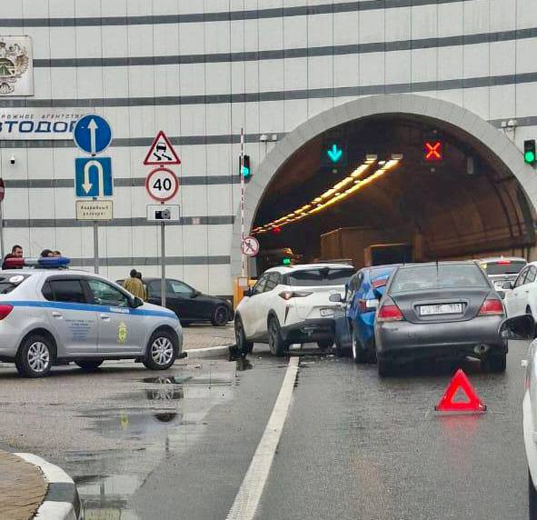 4 машины столкнулись в Сочи в тоннеле дублера Курортного проспекта Сегодня на дороге Дублер Курортного проспекта произошло ДТП с участием четырёх автомобилей По предварительной информации серьёзно никто не пострадал Движение на участке открыто но затруднено Кубанские Новости   Мы в MAX