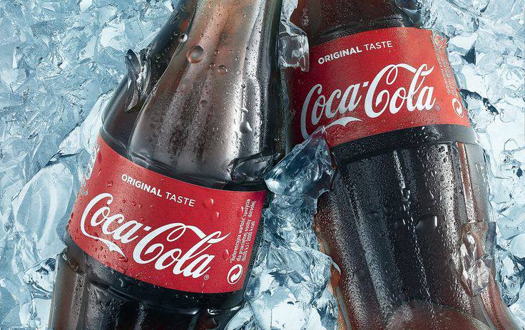 Coca Cola провоцирует тяжёлую депрессию показало свежее исследование более 50 тысяч человек Чрезмерная доза сахара даже в одной банке напитка вызывает резкий выброс инсулина в кровь что даёт заряд энергии и хорошее настроение Но спустя всего пару часов этот эффект проходит и человек начинает чувствовать недомогание Такие качели серьёзный стресс для всего организма Постоянная выработка кортизола и адреналина изнашивает организм нарушает гормональный баланс и приводит к серьёзным проблемам с психикой bisrub