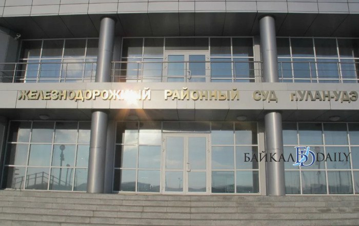 Улан удэнец засудил управляшку за потоп в квартире Квартиру залило талыми водами из за того что УК вовремя не убрала с крыши снег В итоге в жилье появилась плесень стал стоять запах сырости ламинат двери и гипсокартон разбухли а обои вздулись и отошли от стен Мужчина потребовал взыскать с управляшки 514 809 рублей Суд пришёл к выводу о виновности УК и удовлетворил иск частично