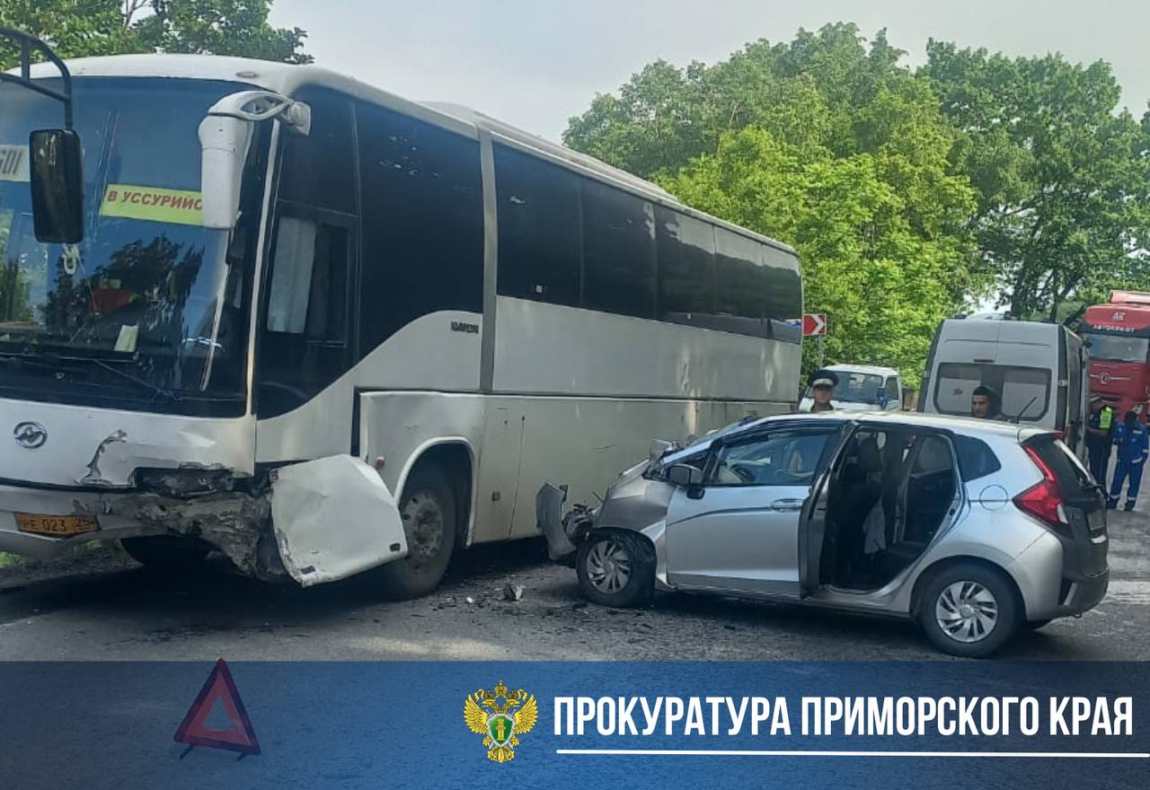 Прокуратура города Находки контролирует проверку по факту ДТП с участием пассажирского автобуса Днём 17 июня 2025 года на Американском перевале в городе Находка произошло ДТП с участием пассажирского автобуса, следовавшего по маршруту 601 Находка — Уссурийск, и легкового автомобиля. В момент аварии в автобусе находилось 3 пассажира, по предварительной информации никто из них не пострадал. Прокуратура взяла на контроль проверку по факту происшествия. Будет дана оценка законности итогового решения по результатам проверки. Особое внимание надзорное ведомство уделит вопросам соблюдения законодательства при организации перевозки пассажиров.