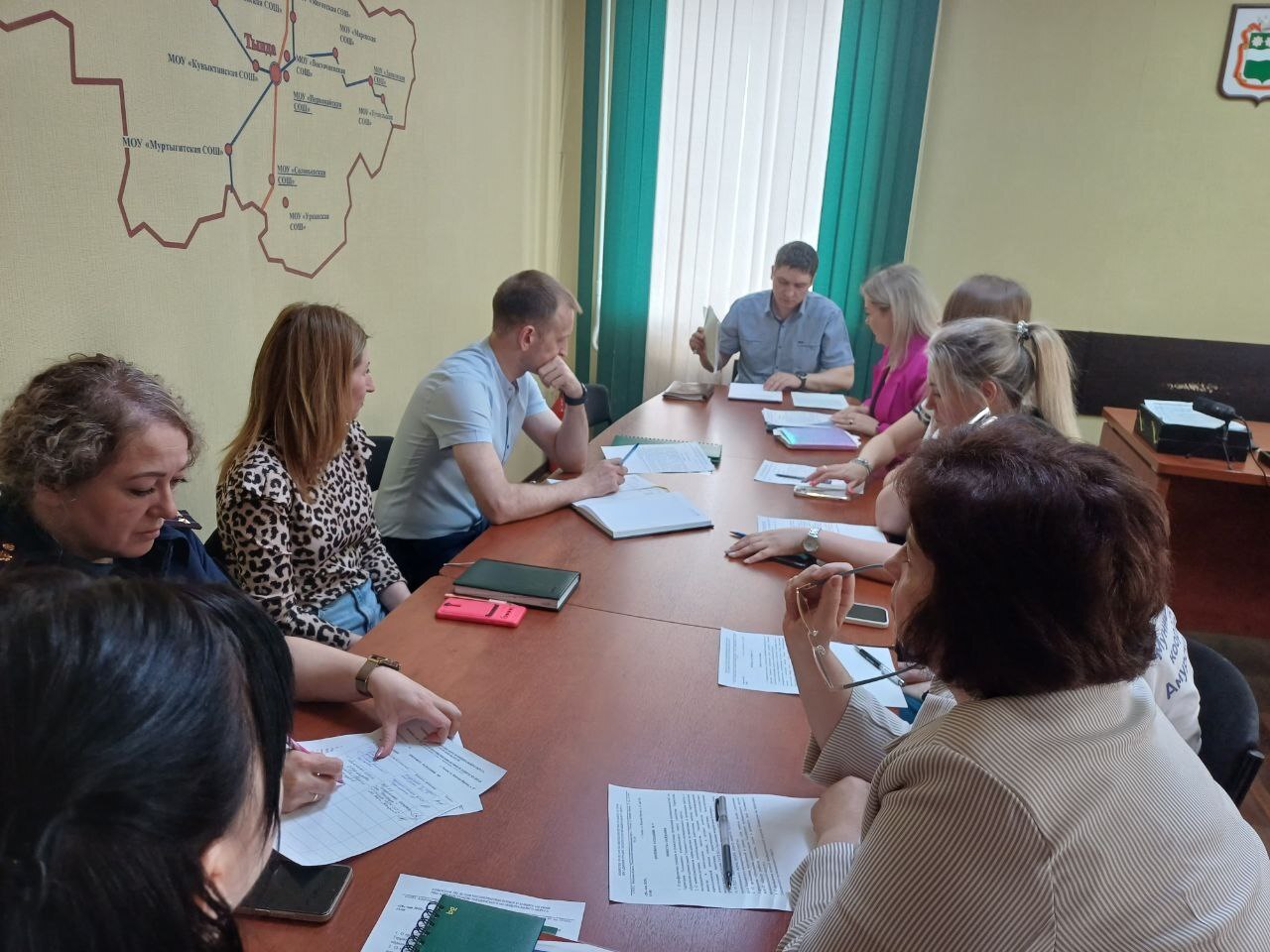 В округе прошло заседание комиссии по делам несовершеннолетних и защите их прав Ключевые темы: Профилактика суицидов несовершеннолетних на территории округа Межведомственном взаимодействии по выявлению и организации работы с несовершеннолетними, употребляющими алкоголь, наркотики и психотропные вещества. Оказание специализированной помощи семьям, в которых родители злоупотребляют алкогольными напитками, запрещенными средствами. Проведении мероприятий в рамках Международного дня без табачного дыма Проведении мероприятий в рамках «Дня защиты детей» Проведении целевой профилактической операции «Каникулы» на территории Тындинского муниципального округа. Также комиссия выразила благодарность инспекторам ПОДН МО МВД России "Тындинский" и ГПДН ЛО МВД России на транспорте за добросовестный труд, высокий профессионализм, активную и результативную работу.