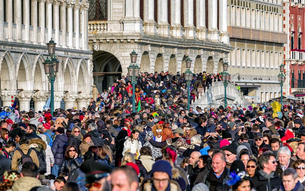 Обратная сторона массового туризма: страны, уставшие от путешественников В то время как многие страны стремятся привлечь туристов, Испания, Италия и Нидерланды все чаще сталкиваются с протестами местных жителей против массового туризма. В Испании недовольство вызывает повышение цен на жилье и давление на инфраструктуру, в Венеции и других итальянских городах выступают против новых отелей и чрезмерного потока отдыхающих. Амстердам повышает туристический налог и ограничивает число круизных лайнеров, чтобы справиться с растущим числом посетителей. Даже в России, где внутренний туризм набирает популярность, в некоторых регионах, таких как Санкт-Петербург и Краснодарский край, начинают проявляться признаки сверхтуризма, что вызывает беспокойство местных властей и жителей. Читайте полную статью на сайте «РБК Трендов» Этот анонс написан ИИ «РБК Трендов»
