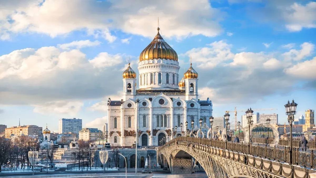 Уборщица принесла боеприпасы и порох в Храм Христа Спасителя Согласно данным из Shot, охрана храма обратила внимание на подозрительную женщину из Москвы. После проверки у неё было обнаружено почти полкилограмма пороха и гильза от патрона. 56-летняя уборщица объяснила, что нашла эти предметы у себя дома и не знала, как с ними распорядиться. Москва сегодня. Подписаться Отправить новость