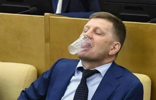 Анекдот депутат предложил закладывать в бюджет больше денег учитывая будущие кражи Архангельский чиновник заявил что около 10 бюджета нужно закладывать на коррупцию например при строительстве объекта Салтыков Щедрин сказал Если я проснусь через 200 лет то увижу пьют и воруют Так давайте заложим сразу в бюджет 10 на то чтобы их украли Возможно ли это Смешно