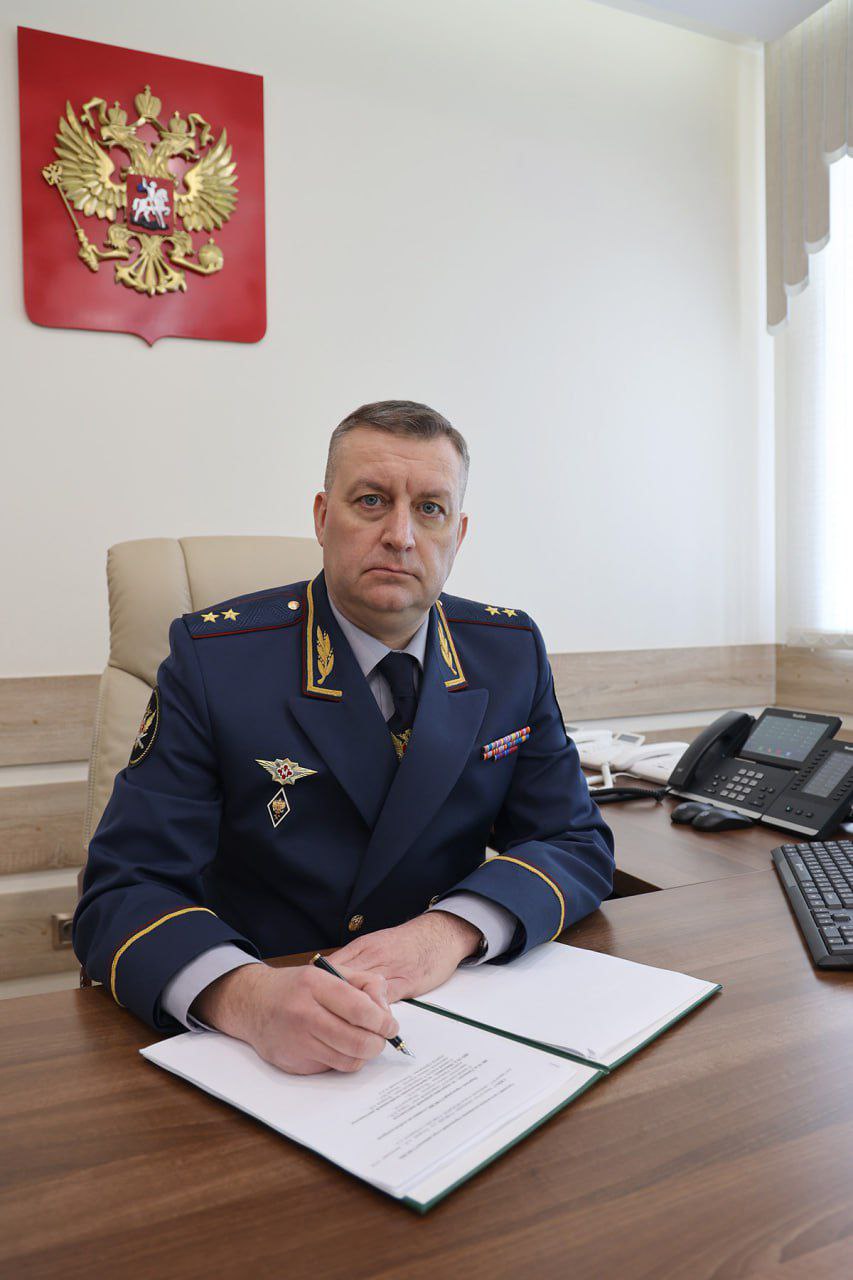 Новый первый заместитель мэра Красноярска Андрей Попето Он родился в Пермской области В 1998 году окончил Красноярскую государственную архитектурно строительную академию С 1998 года более 25 лет работал в системе главного управления Федеральной службы исполнения наказаний России на разных должностях от старшего инспектора до начальника ГУФСИН по Красноярскому краю В 2023 Андрей Попето стал исполняющим обязанности руководителя краевого фонда капремонта а осенью 2024 го возглавил его официально