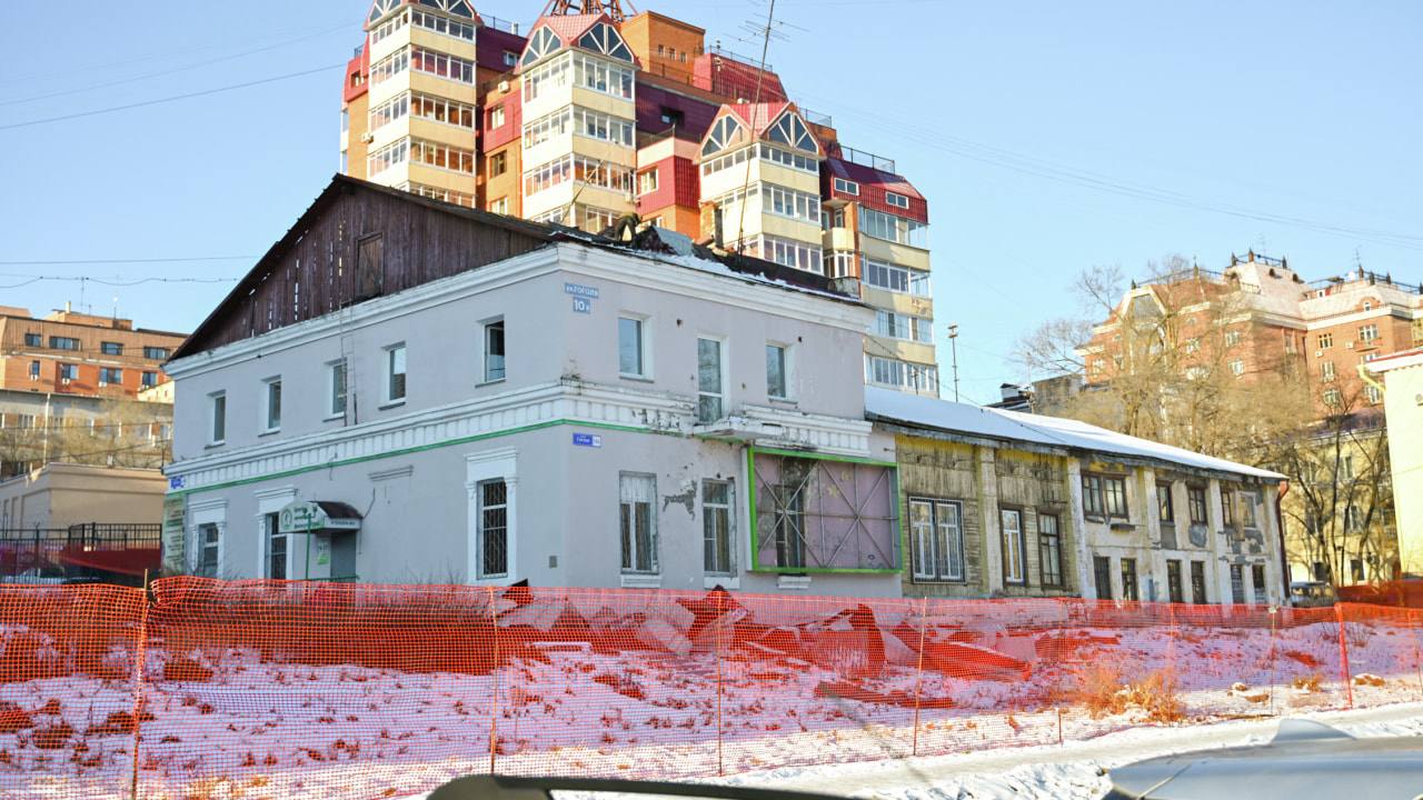 Аварийные бараки сносят под будущий элитный ЖК Федеральный застройщик Юникей начал демонтаж двух аварийных домов по адресам Гоголя 10 и 10а На освобожденной территории планируется строительство жилого комплекса премиум класса Изначально проект должен был стартовать в 2025 году но его запуск перенесен на 2026 й Процесс сноса уже начался открывая путь к обновлению территории Кстати Хабаровск