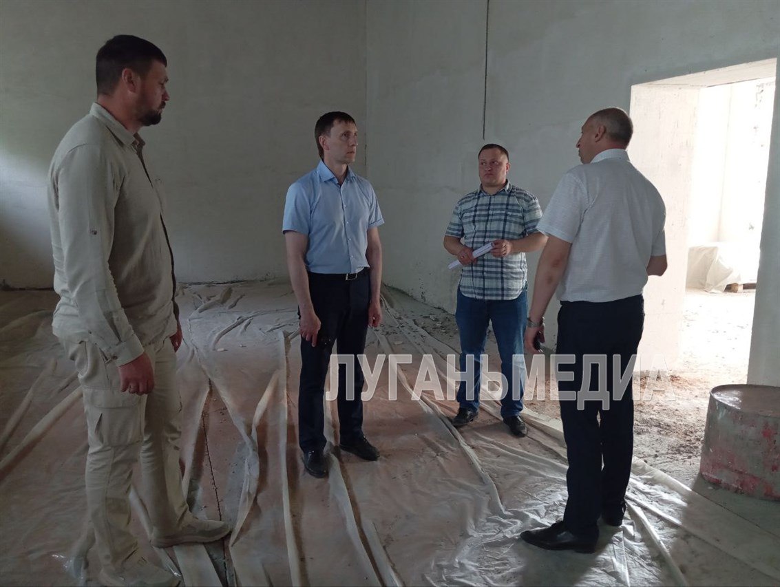 Славяносербский округ посетила делегация из Алтайского края Алтайский край и Славяносербский округ подписали соглашение о сотрудничестве в июне 2022 года. В рамках шефской помощи идет обновление инфраструктуры муниципалитета, проводятся совместные проекты в области культуры, здравоохранения, образования, социальной сферы, в округ регулярно отправляют гуманитарную помощь. 10 июня Славяносербский район с трехдневным рабочим визитом посетила делегация из Алтайского края в составе Александра Климина – заместителя председателя Правительства Алтайского края, Ивана Гилева – министра строительства и жилищно-коммунального хозяйства Алтайского края, Сергея Приб – генерального директора АО «Алтайкрайэнерго», Ольги Слученковой– заместителя министра промышленности и энергетики Алтайского края, Андрея Подоляна – депутата Алтайского краевого Законодательного Собрания VII и VIII созывов, члена комитета по бюджетной, налоговой, экономической политике и имущественным отношениям АКЗС, министра транспорта Алтайского края. В ходе визита был произведен осмотр социальных объектов МКД и инфраструктуры, находящихся на восстановлении после боевых действий: МБУ «Спорт для всех», где на данный момент выполняются работы по капитальному ремонту здания, и «Славяносербская СШ им. Д. Полянского», где проводятся работы по ремонту спортивного зала и пищеблока, обсуждались планы по восстановлению инфраструктуры и социальной сферы на перспективу. Вконтакте Одноклаcсники