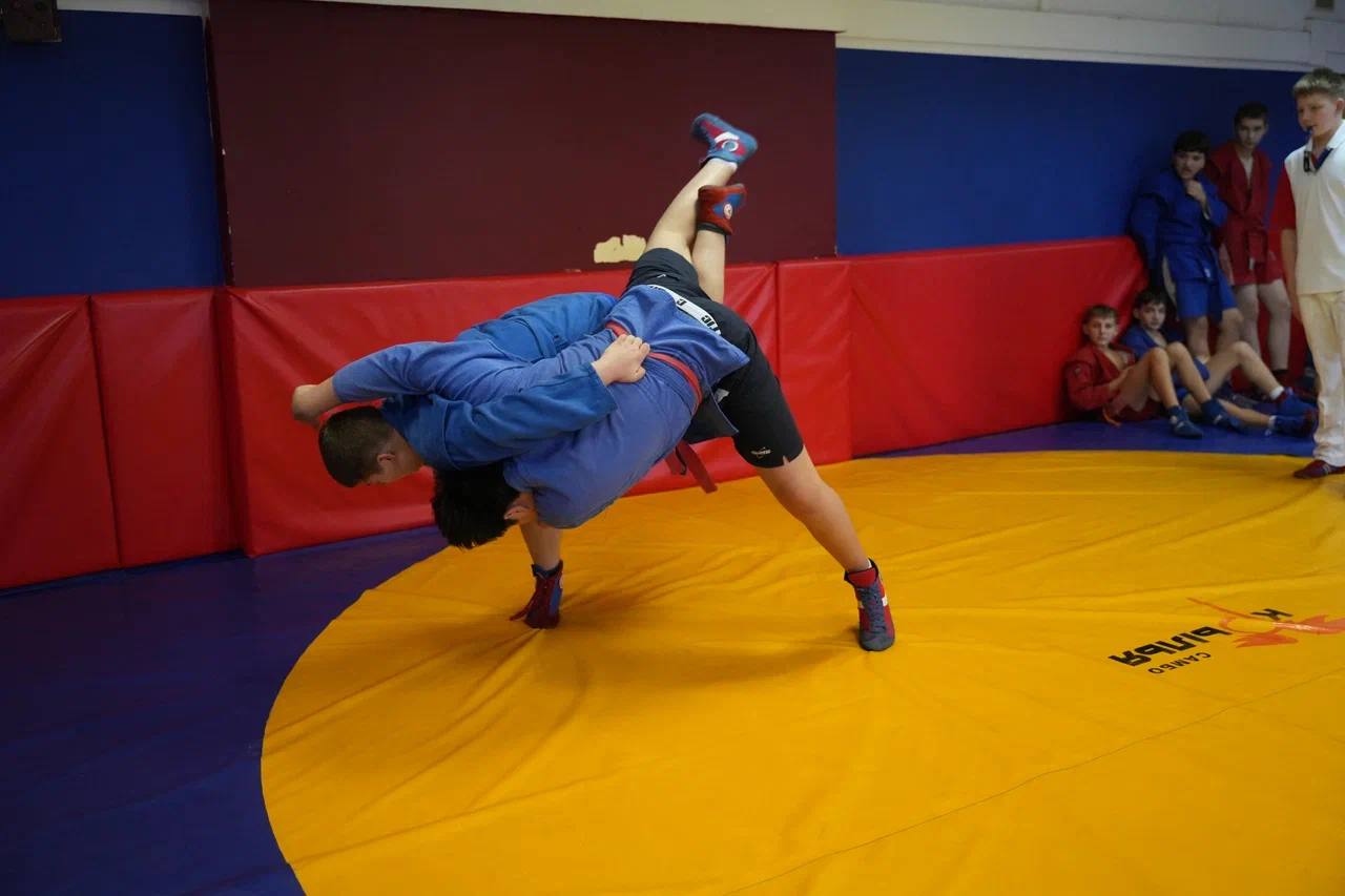 9 ноября в ГБУ г Москвы ОКЦ СЗАО совместно с ГУФСИН России по Московской области прошёл Открытый турнир по самбо посвящённый Году защитника Отечества Место проведения г Москва Уваровский переулок д 12 С приветственным словом и напутствием к участникам обратились начальник отдела специального назначения Факел мастер спорта России по самбо Александр Синев старший инспектор отдела воспитательной и социальной работы с личным составом Антон Сладков Они пожелали юным спортсменам здоровья побед и честной борьбы В турнире приняли участие более 90 спортсменов в возрасте от 5 до 17 лет целый день ребята показывали силу характер и спортивный дух Самым юным участником стал Дмитриев Адам сын военнослужащего участника СВО Организаторы пожелали ему успехов и скорейшего возвращения отца домой   По итогам соревнований победители и призёры были награждены медалями дипломами кубками и памятными подарками Самбо Спорт ГодЗащитникаОтечества ОКЦСЗАО ГУФСИН Москва Патриотизм Сила ДетиСпорт ЧестнаяБорьба БудущееРоссии Подписывайся на наш канал чтобы не пропустить интересные мероприятия и мастер классы в СЗАО