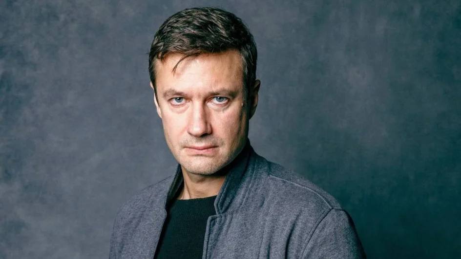 В Санкт Петербурге задержан актёр из Улицы разбитых фонарей Владимир Колганов Его подозревают в том что он делал и размещал в интернете фотографии обнажённого ребёнка Как сообщает LIFE вместе с 47 летним актёром задержали его знакомого 52 летнего предпринимателя Евгения Кириллова По версии следствия Колганов занимался съёмкой и публикацией снимков которые оставались в открытом доступе до момента задержания Предполагаемые жертвы дети в возрасте от одного до двух лет В домах Колганова и его предполагаемого сообщника были проведены обыски Владимир Колганов известен по ролям в сериалах Убойная сила Морские дьяволы Тайны следствия и другим проектам а также выступал на сцене Александринского театра РЕКЛАМА YOUTUBE САЙТ КОНСУЛЬТАЦИЯ ЮРИСТА gordonsons