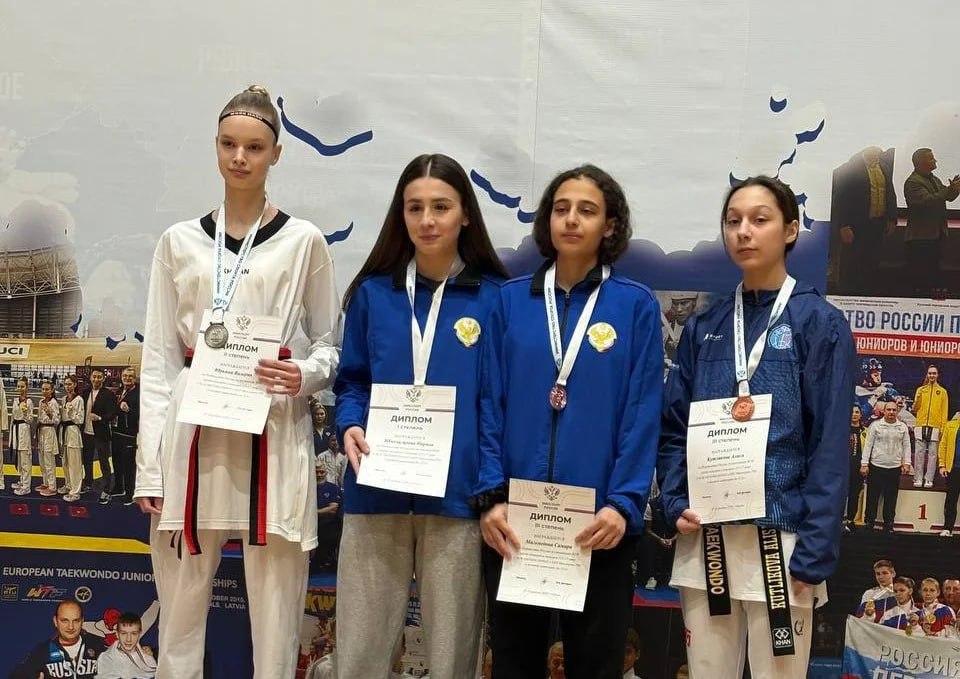 Еще три медали завоевали дагестанские тхэквондисты на Первенстве России Дагестанские тхэквондисты стали обладателями еще трех медалей во второй соревновательный день Первенства России в Рязани Соревнования проходят среди юниоров и юниорок 15 17 лет Победительницей Первенства страны в весовой категории до 52 кг стала Париза Шихзагирова Бронзовые медали завоевали Самира Магомедова 52 кг и Амина Багадзиева 68 кг Ранее представители Дагестана также выиграли золотую и бронзовую награды
