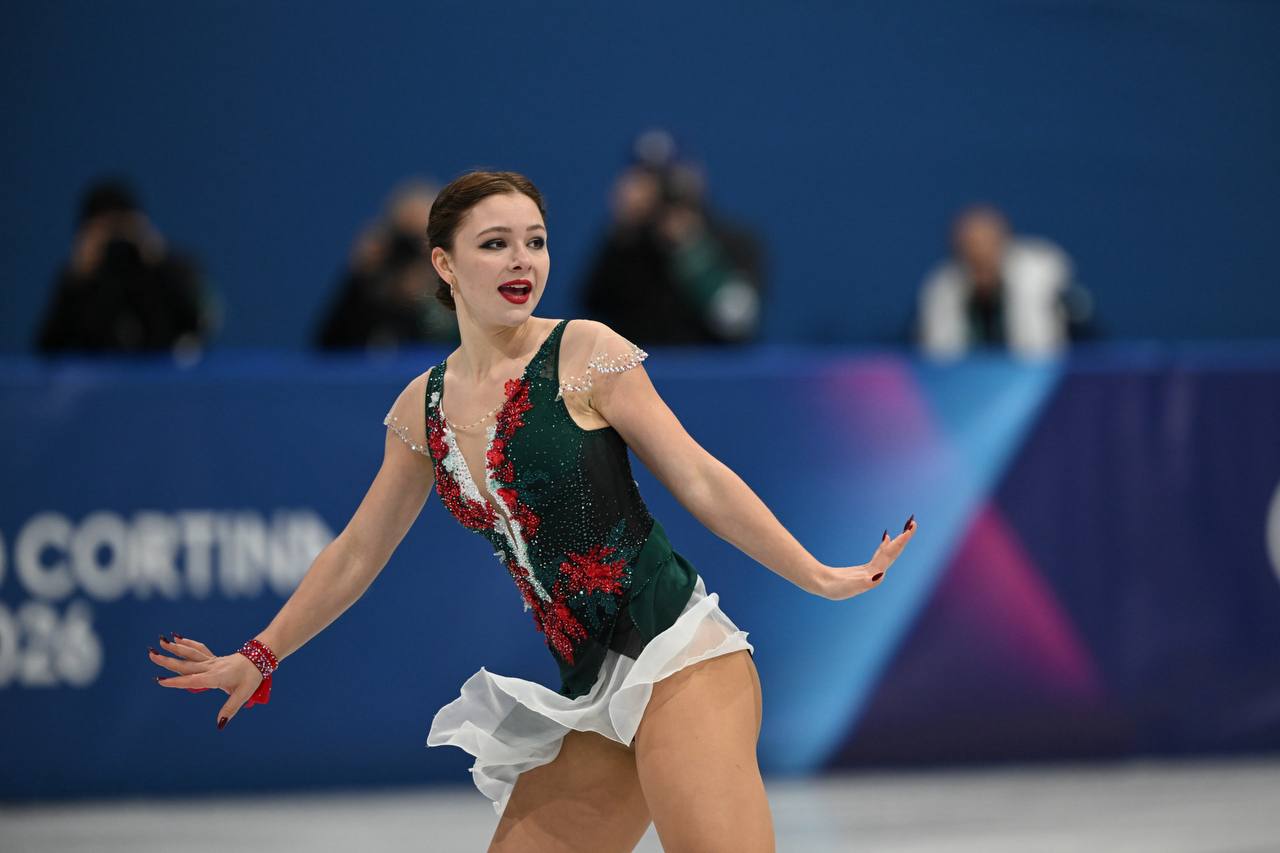 Сегодня в ночь с 19 на 20 февраля у нашей фигуристки Софьи Самоделкиной решающее выступление на Олимпиаде Сейчас фигуристка на 12 месте Отставание от третьего места составляет чуть больше 8 баллов К слову накануне эксперты говорили что оценки Софьи могли быть и выше По их мнению судьи слегка занизили баллы Сегодня наша фигуристка откроет третью разминку примерно в 01 13 ночи она выйдет на лёд Ставим сердечки и желаем удачи Софье Фото НОК