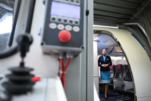 Минтранс: проход на борт самолёта по биометрии введут в Шереметьеве в 2028-2029 годах Об этом сообщил заместитель министра транспорта Андрей Никитин в преддверии Петербургского международного экономического форума. «Думаю, через три-четыре года биометрия станет широко распространённой технологией. Первыми аэропортами, где появится возможность прохода в салон самолёта по биометрии, вероятно, станут крупнейшие хабы, такие как Шереметьево», — заявил чиновник в интервью ТАСС. По словам Никитина, ключевая задача при массовом внедрении технологии — сохранить баланс между удобством для пассажиров и надёжностью системы. Подпишись на «Говорит Москва»