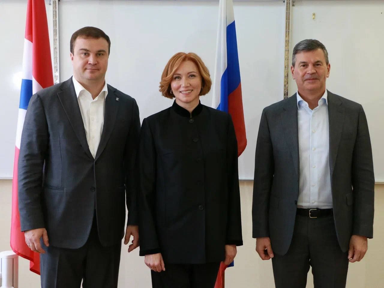 Ольга Боровская назначена директором Омского филиала Президентской Академии Новый директор Омского филиала Академии Ольга Боровская Губернатор Виталий Хоценко отметил её профессионализм и ответственность подчеркнув что будучи выпускницей Президентской Академии она продолжит успешное развитие филиала Ольга Игоревна опытный и ответственный профессионал Уверен что под её руководством омский филиал будет двигаться только вперёд сказал губернатор Напомним что Ольга Боровская с февраля 2021 года возглавляла Центр управления регионом Омской области а с июня 2023 по апрель 2024 года занимала пост заместителя министра внутренней политики региона Виталий Хоценко поздравил её с назначением и отметил что вуз по праву считается главной кузницей управленческих кадров страны Глава региона пожелал ей успешного решения стоящих перед учебным заведением задач и поддержки всех начинаний Фото из телеграм канала Виталия Хоценко