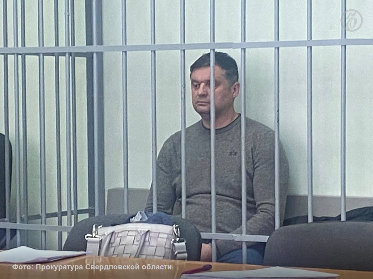 Прокуратура направила в Ленинский райсуд Екатеринбурга уголовное дело бывшего генерального директора ЕМУП Гортранс Сергея Нугаева сообщили в прокуратуре Свердловской области Он обвиняется в получении взятки в крупном размере По версии следствия в 2024 году Гортранс заключил с коммерческим предприятием договор на техобслуживание автобусов Работы выполнялись согласно условиям договора однако Гортранс не перечислял оплату Долг перед контрагентом составил 17 млн руб Тогда Нугаев по данным следствия при личной встрече с руководителем компании предложил частично погасить долг за что потребовал взятку в 160 тыс руб из перечисленной суммы Подписывайтесь на Ъ Урал