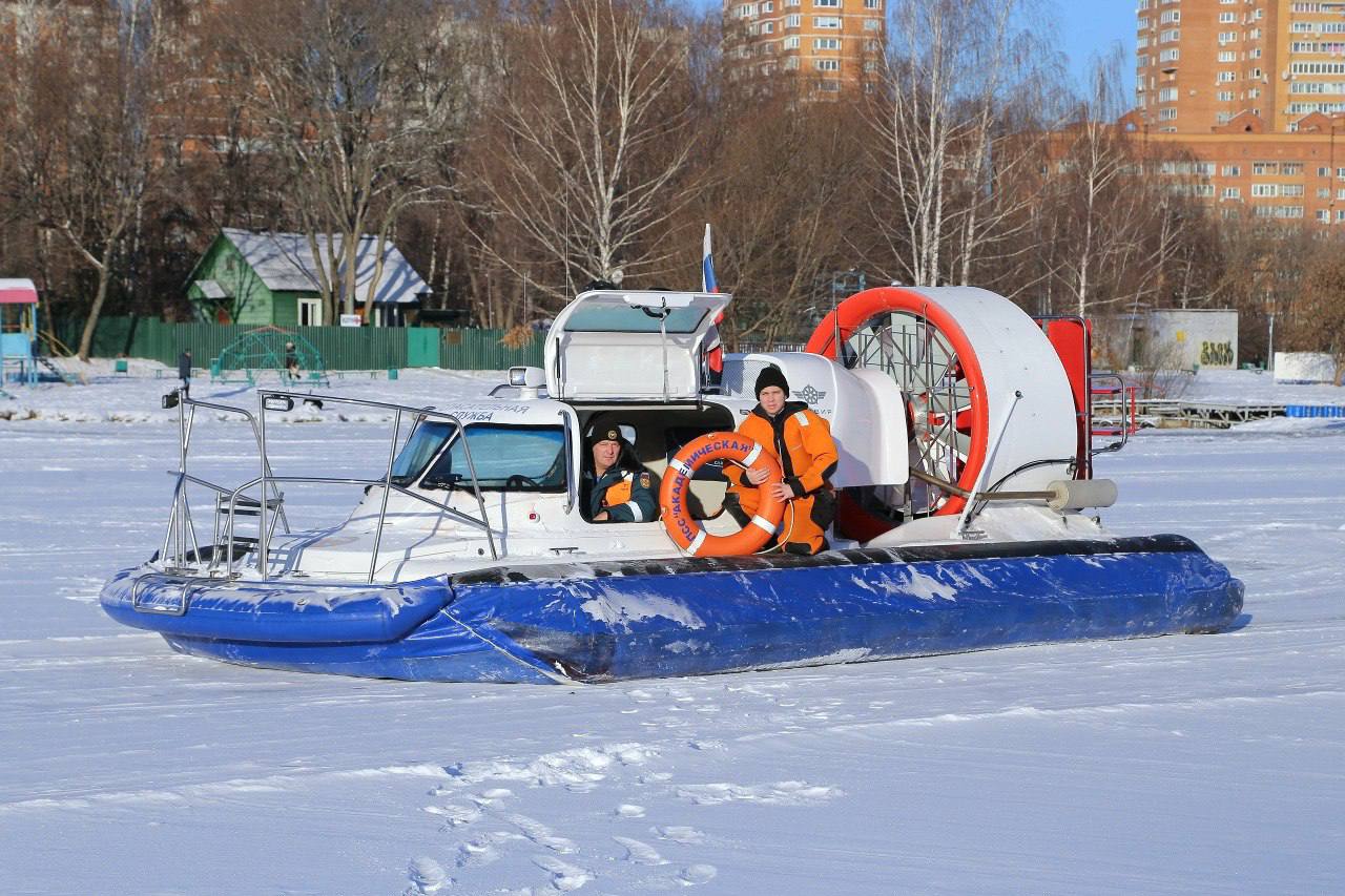 Спасли моржа на Большом Садовом пруду   Днём 1 марта, во время патрулировпния профилактического района станции «Академическая», работники Московской городской поисково–спасательной службы на водных объектах заметили человека, которому стало плохо при купании в майне для моржевания.  В 40 метрах от берега спасатели подняли на поверхность ушедшего под воду мужчину, доставили на станцию, где оказали ему первую помощь и обогрели.  После осмотра прибывшей бригадой скорой помощи мужчину 55-60 лет госпитализировали в медицинское учреждение города.  ‼ Спасатели напоминают: закаляясь зимой, будьте осторожны! Следите за своим самочувствием, чтобы избежать переохлаждения и несчастных случаев.   #дгочс #мгпсс #спасателиМосквы #спасение