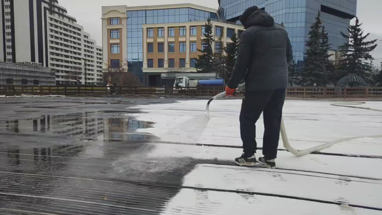 В Красноярске началось заливание катка на Стрелке