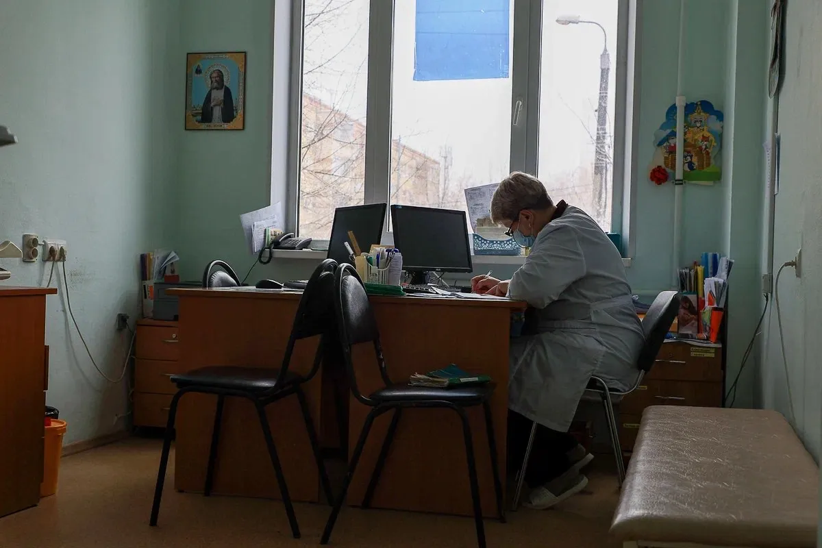 Волгоградцы назвали профессии которые вызывают наибольшее уважение Опрос провел SuperJob среди экономически активных жителей города и результаты оказались вполне красноречивыми Безоговорочный лидер медики 30 участников опроса отдали первое место врачам фельдшерам и медсестрам На втором месте учителя и воспитатели с 11 голосов Тройку замкнули военнослужащие 9