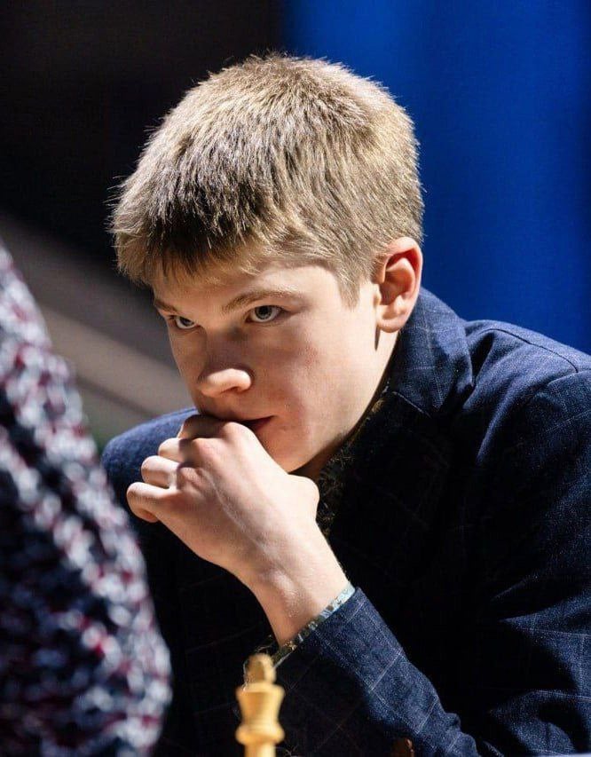 Чемпион мира по шахматам из Нижнего Тагила, 18-летний Володар Мурзин, попал рейтинг Forbes «30 до 30»! Молодой человек впервые стал героем спортивного репортажа в 8 лет, когда восхитил московского журналиста своим блестящим анализом позиции на командном турнире в родном Нижнем Тагиле. В 9 лет Мурзин побеждал на чемпионате России по блицу в своей возрастной категории, в 10 лет — на чемпионате Европы по классическим шахматам. После победы на детском чемпионате Европы Володар получил приглашение переехать в Химки, чтобы продолжить обучение в Prof Chess Club. Так 11-летний шахматист вместе с матерью и старшей из четырех сестер смогли «сбежать» из Нижнего Тагила. Гроссмейстером Володар стал в 16 лет. Первый большой титул шахматист взял в 18 лет и стал одним из самых молодых чемпионов мира по рапиду. Победа в таком возрасте — это второй результат за всю историю шахмат. Фото: Екатеринбург ЧП «Уральский меридиан»