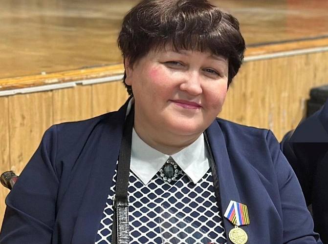 Жительница Новочеркасска с редкой болезнью сделала 535 подарков для бойцов СВО Жительница Новочеркасска несмотря на тяжелое заболевание поддерживает участников специальной военной операции создавая для них подарки своими руками Валентина Гирина страдает редкой генетической болезнью приводящей к прогрессирующей мышечной слабости но это не останавливает её желание помогать К новогодним праздникам она изготовила 535 сувениров ёлочки фигурки Деда Мороза и снеговиков К каждому подарку женщина добавила сладости конфеты шоколад и батончики Эти посылки вместе с письмами от школьников были переданы волонтерам из Новочеркасска Ростова на Дону и Геленджика для отправки на передовую и в военные госпитали Валентина Викторовна особенно понимает важность такой поддержки ее сын служит в Росгвардии и несёт службу на границе в Белгородской области Подпишись на 1Rnd в МАХ Написать в редакцию