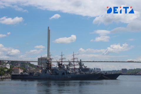 День ВМФ во Владивостоке пройдет без традиционного парада В этом году празднование Дня Военно-морского флота 27 июля состоится в измененном формате. Впервые за многие годы Владивосток не увидит традиционного парада кораблей и праздничного салюта. Основные торжества перенесены на сушу — в Спортивной гавани с 15:00 до 22:00 пройдет масштабный концерт с участием творческих коллективов Тихоокеанского флота. Также запланирована церемония возложения венков. Несмотря на отсутствие морской части программы, организаторы обещают сохранить праздничную атмосферу одного из главных событий лета в Приморье.