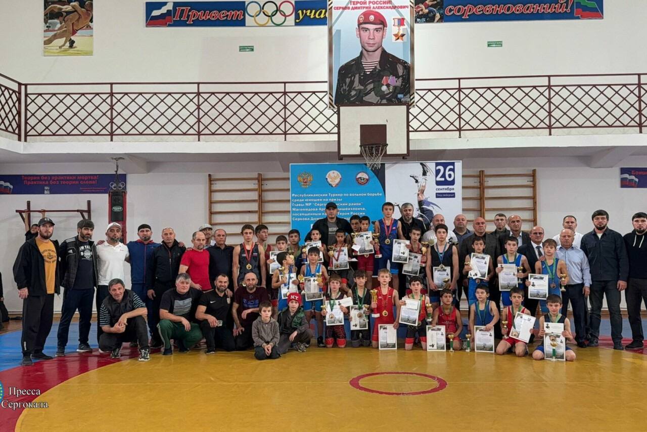 26 сентября в селе Мюрего состоялся крупный республиканский турнир по вольной борьбе приуроченный к дню рождения Героя России Дмитрия Серкова Соревнования организованные при поддержке Главы Сергокалинского района Арсена Магомедова собрали самых таланливых и перспективных спортсменов Мероприятие прошло под важным социальным девизом Сергокалинцы против терроризма акцентируя внимание на значении спорта в формировании сильного здоровья и патриотичного будущего поколения На соревнованиях борцы из разных районов республики и города Махачкалы соперничали за звание сильнейших в своих возрастных категориях юноши 2009 2016 гг р Турнир памяти Дмитрия Серкова вновь подтвердил свою репутацию как одно из самых значительных и душевных спортивных событий в республике воспитывая чемпионов не только на ковре но и в жизни
